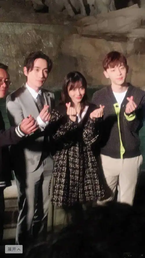 邓伦,杨颖,朱一龙片场合体,一同比心为粉丝派福利.