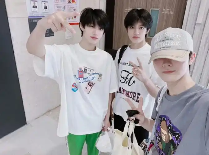 朱志鑫苏新皓张极合照