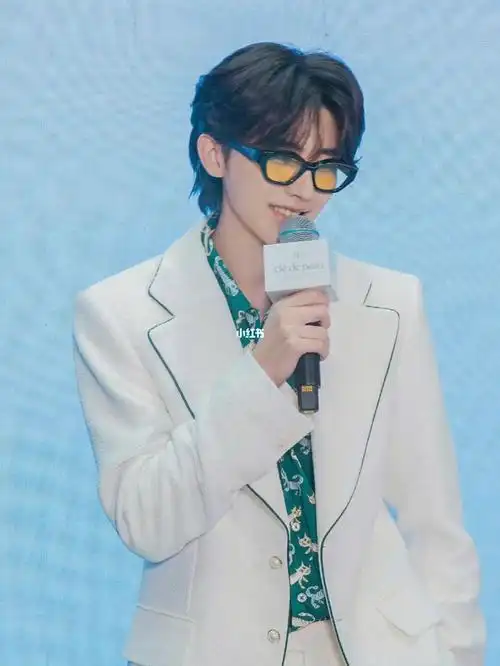 蔡徐坤笑得好甜啊