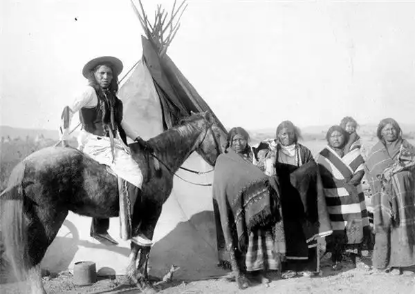 说到印第安人被残杀就不得不提及英国对于美洲的殖民掠夺和入侵,在