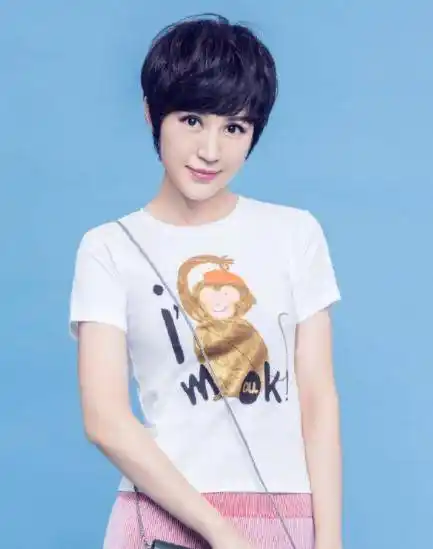 精干的短发和精致的面部特征使鲍蕾的女明星拥有出色的外观条件.