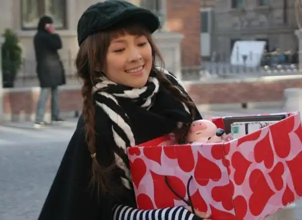 细数章子怡《非常完美》中俏女孩潮搭