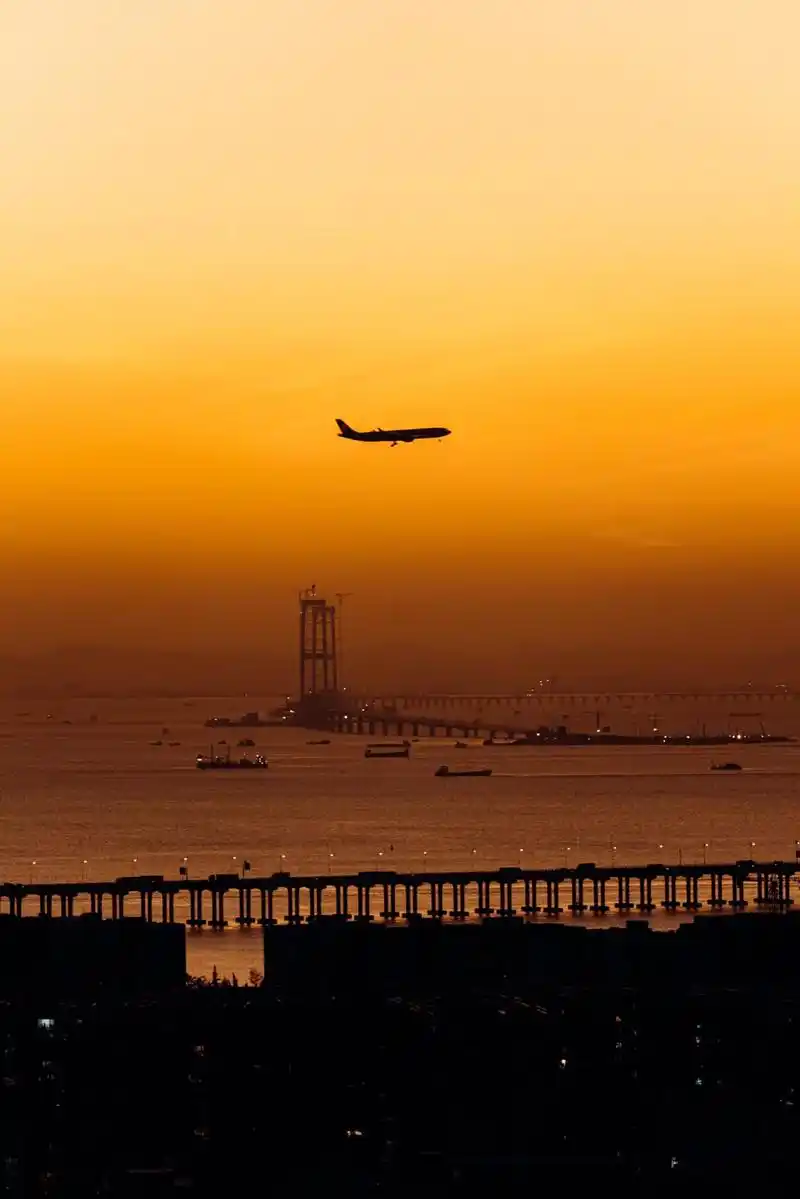 东航 #摄影 #飞机 #深圳 起飞亦有归途,愿落日余晖与m - 抖音