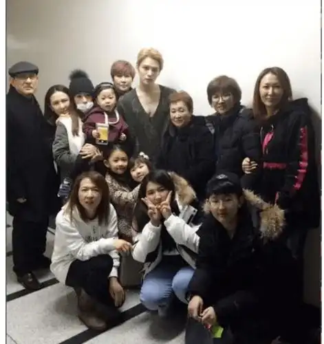 并起诉了金在中的养父母,这件事情在当时的韩国娱乐圈,也是引