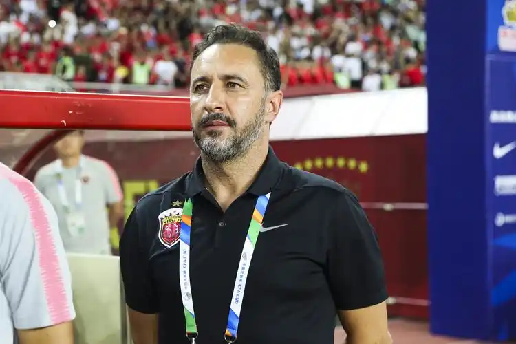 上港中超冠军两周年纪念日佩雷拉被球迷喊下课