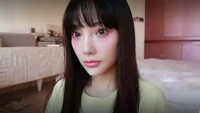 李小璐自信秀真实素颜,黑眼圈眼纹明显,欧式双眼皮被槽拉低颜值