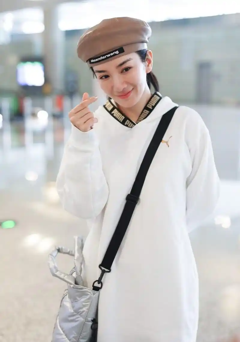 43岁黄奕素颜照不显皱纹翻红不是没有原因为女婴发声很飒气