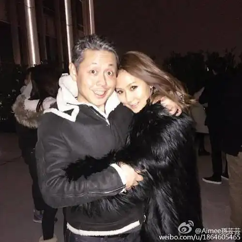 再来看看这亮瞎眼的合照,这照片中的男人就是孙芸芸的老公--廖镇汉.