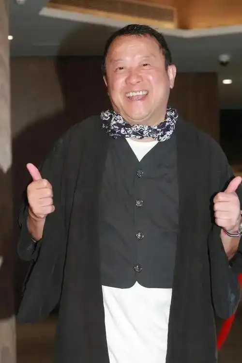 因为曾志伟身高较矮,而且当时还没有中年发福,所以他经常当女演员的