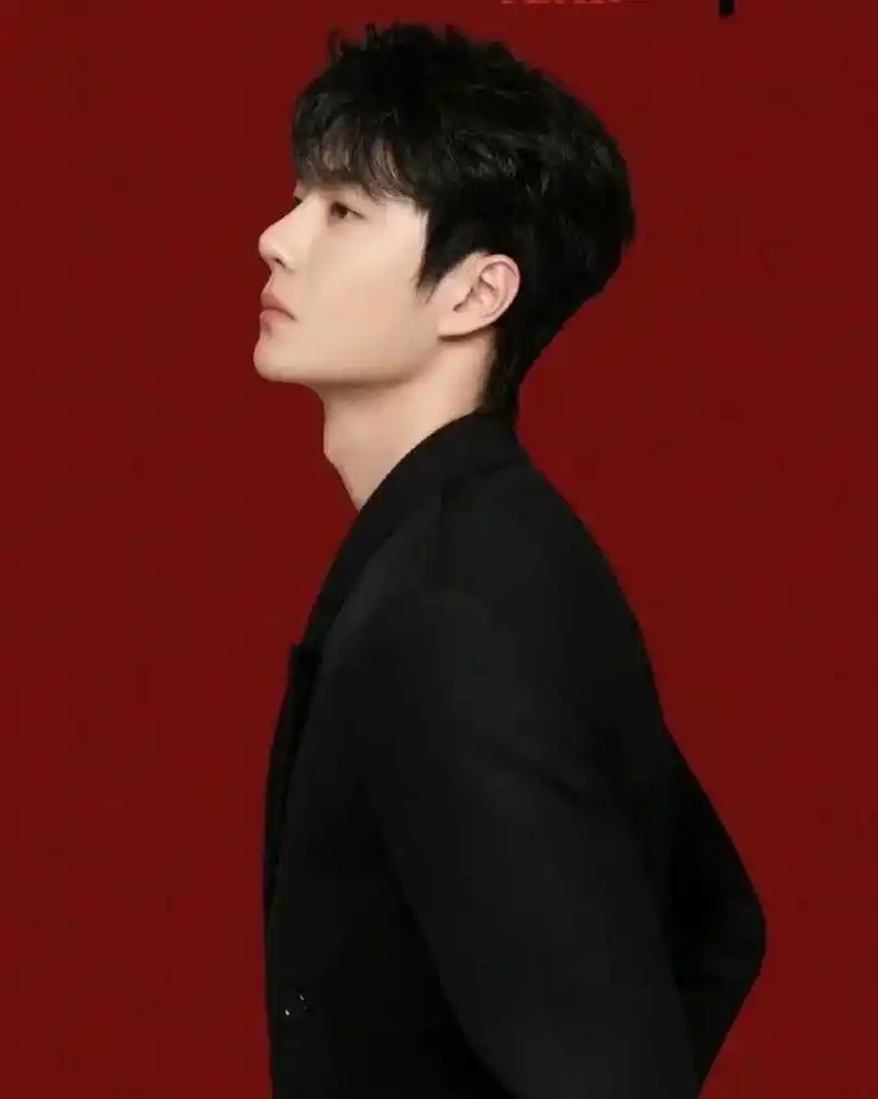 王一博被黑粉在《歌手》评论区里推荐,目的是嘲笑他的唱功