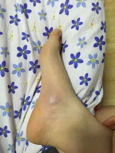 昨天在耐克折扣店mail一双air max st(如图)…今天