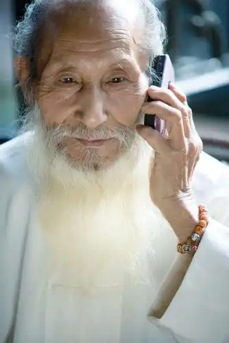 白发的老人在打电话