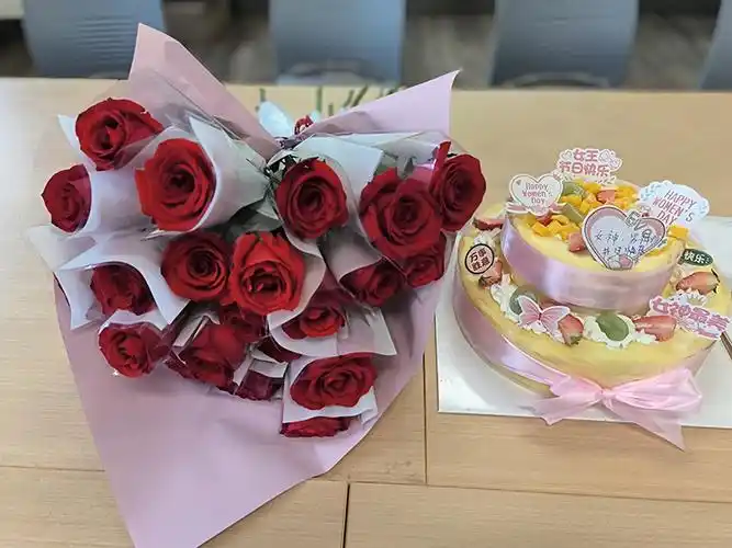 三八国际妇女节赠人玫瑰手有余香我院百东院区普通外科开展节日爱心