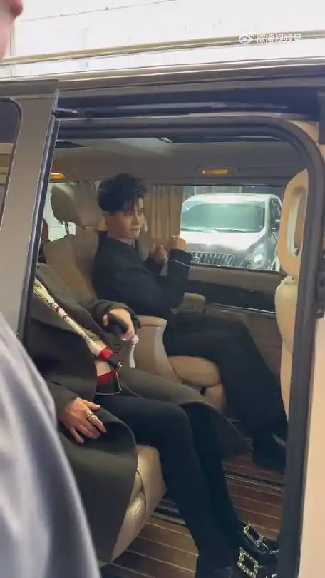 任嘉伦《烈焰》扫楼生图96,好瘦呀,状态打几分?