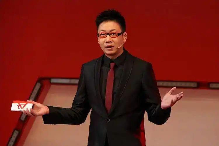 51岁林海:曾是央视著名主持,为正义怒摔耳机,二婚何婕获幸福_东方