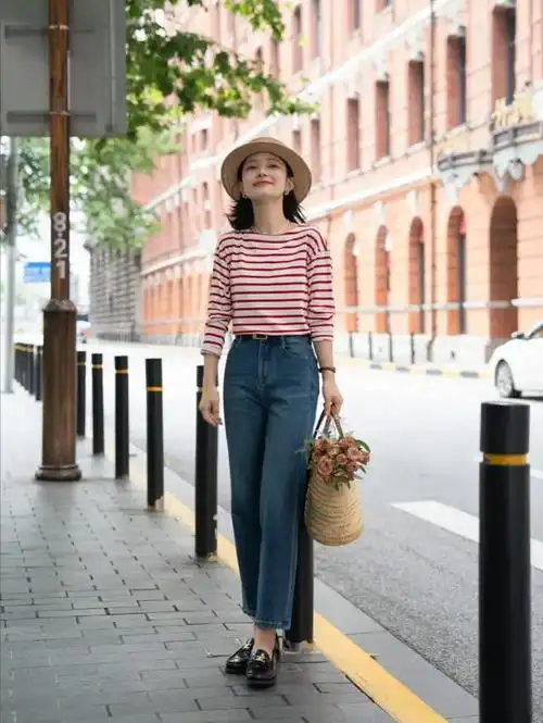初秋"牛仔裤"这么穿绝了!搭配这几款上衣,个个都穿出时髦感