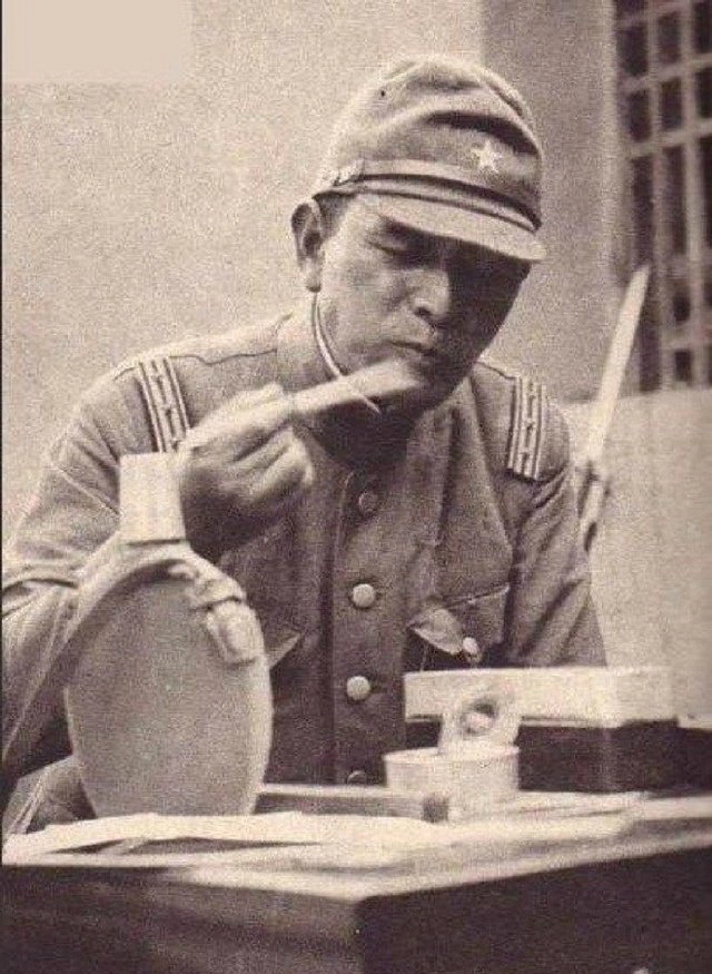 侵华战场上的日军军官百态,吃饭的样子令人发指