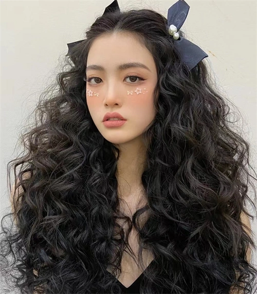 缎带蝴蝶结头饰点缀的羊毛卷烫发,让复古黑色的蓬松细