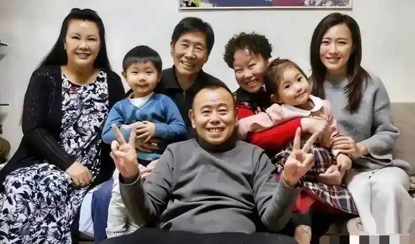 潘长江4代同框,"全家福"其乐融融,"儿孙满堂"的既视感,有没有?