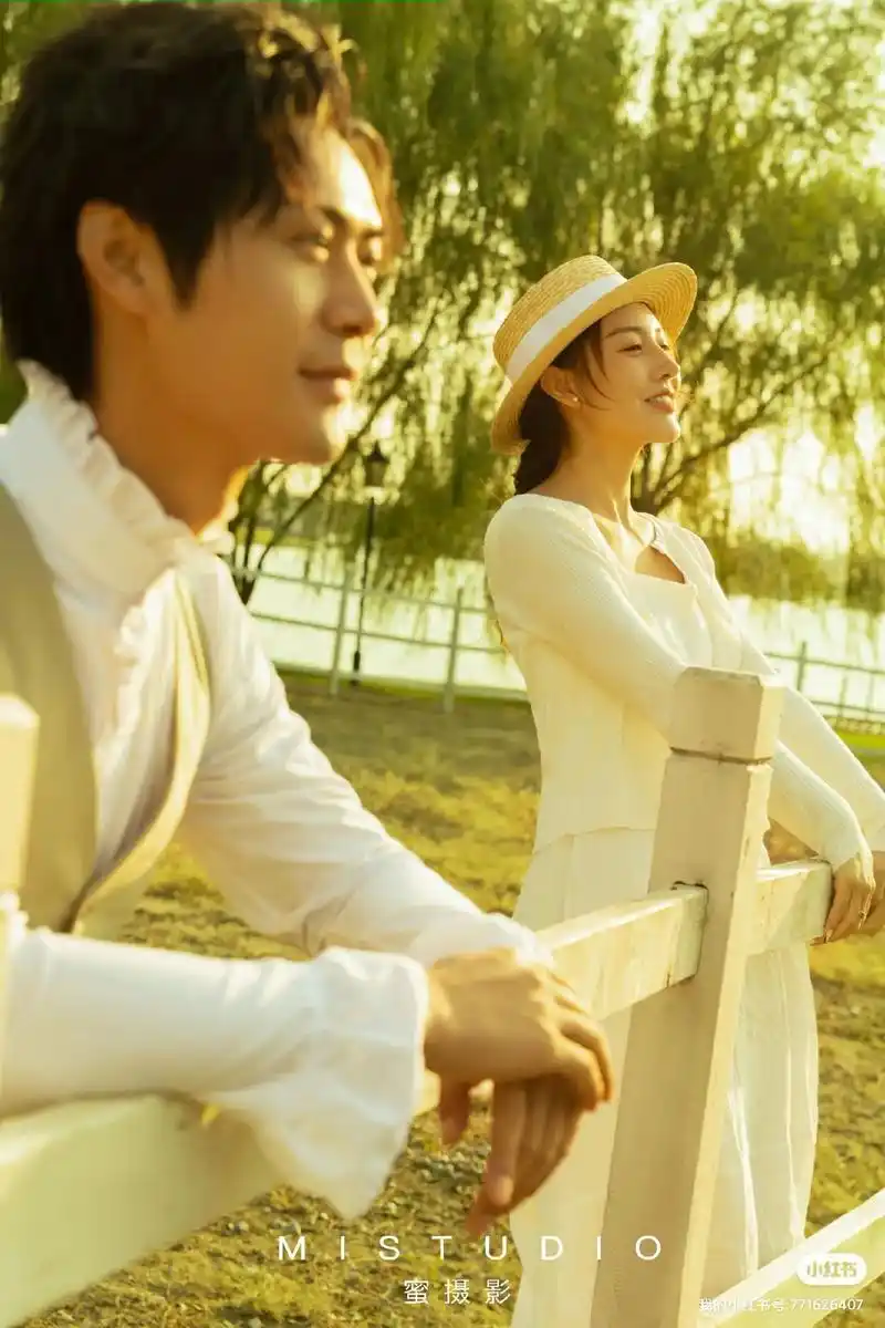 法式田园风婚纱照～惬意与浪漫～#图文伙伴计划   午后的草坪 - 抖音