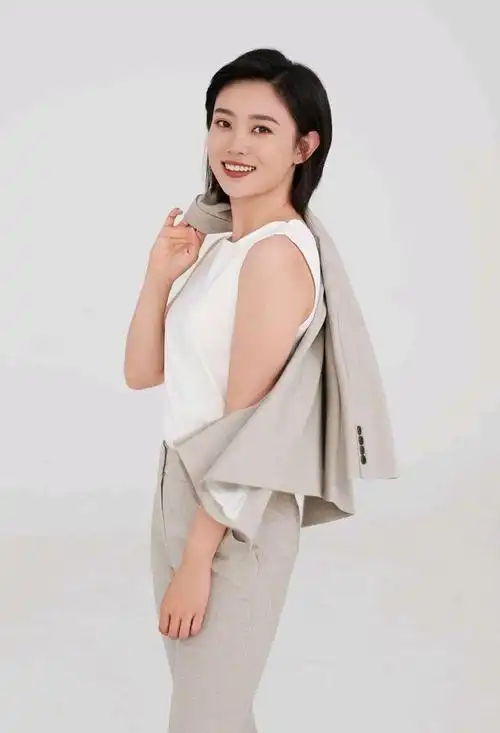 李七月从哈尔滨走出的央视美女主持人男友在雾中迷路了