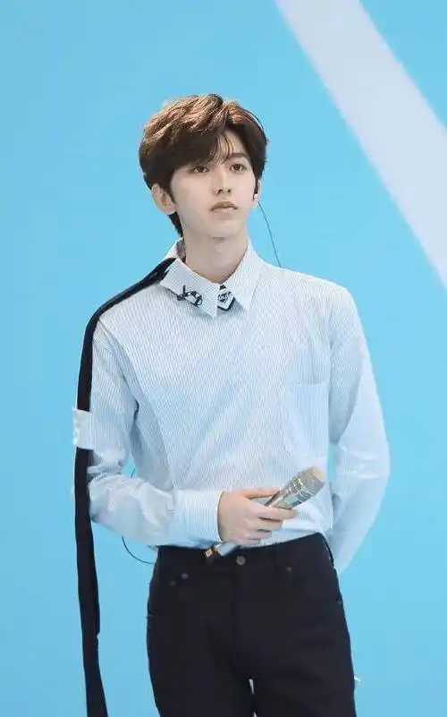 这是我们认识的蔡徐坤?早期活动旧照,网友:这都能成顶奢吗