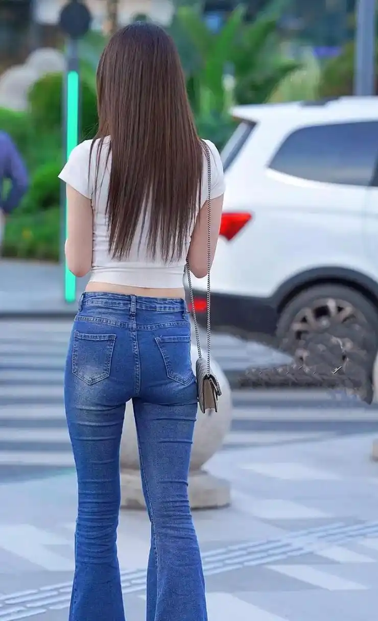 街拍背影杀,牛仔裤小姐姐,身材好棒!