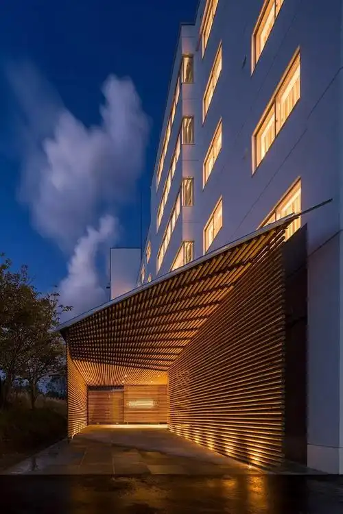 结果建成的作品差评如潮,他几乎被"逐出"日本建筑圈,12年没有接到东京