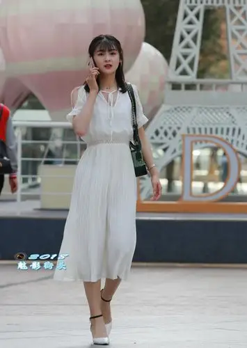 黄色高腰衬衣配上牛仔阔腿裤,穿出优雅的气质女人味