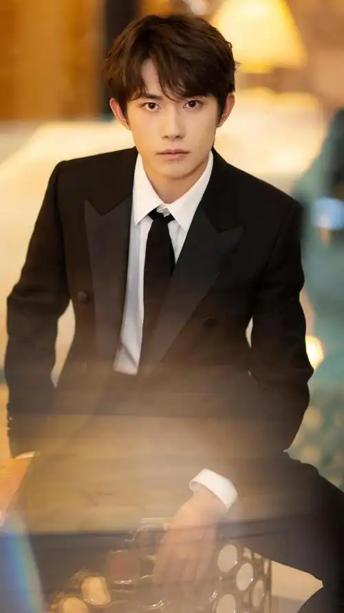 小鲜肉易烊千玺时尚西装写真