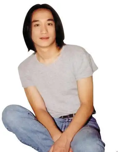 黄磊年轻时候可是妥妥的小鲜美肉一枚啊,长发披肩,长相英俊.