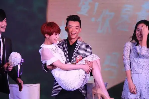一见不钟情发布会杨丞琳郑恺嘟嘴卖萌公主抱高清大图