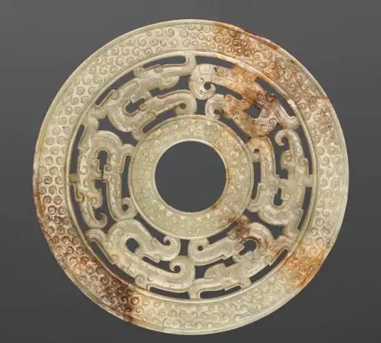 战国至西汉 透雕龙纹玉璧(背面) 美国哈佛艺术博物馆藏