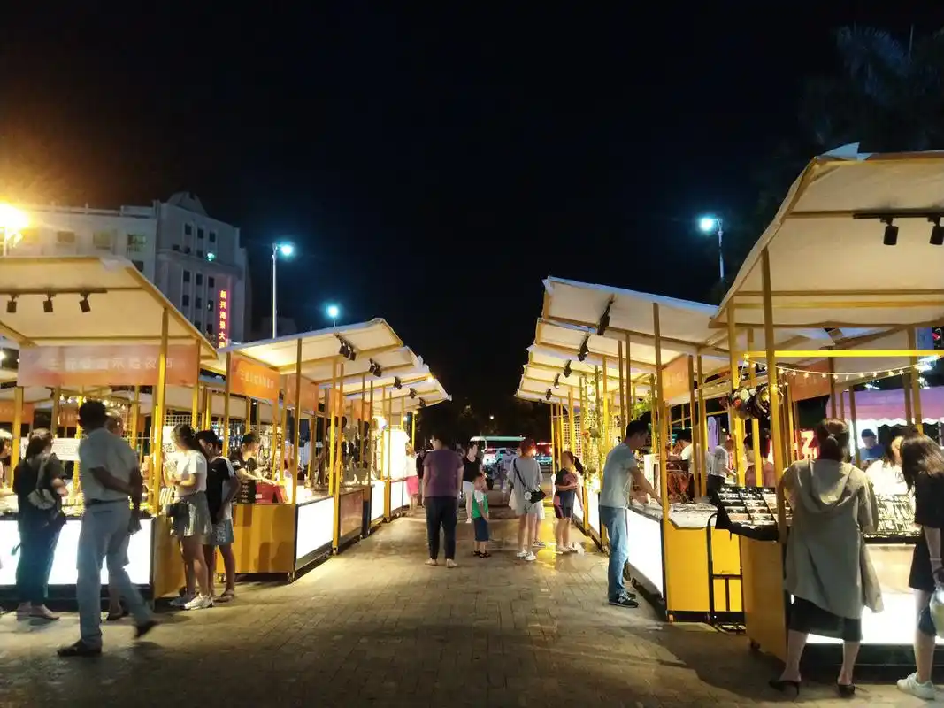 三亚鸿洲游艇码头夜市