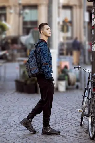 陈伟霆曝光一组时尚街拍.