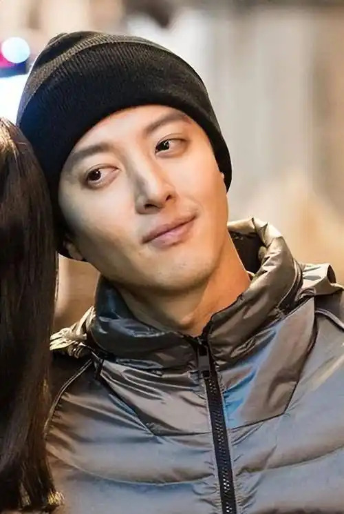 离婚3年后,李东健一人独居首次携女儿出镜,6岁女儿漂亮眼大肤白_生活