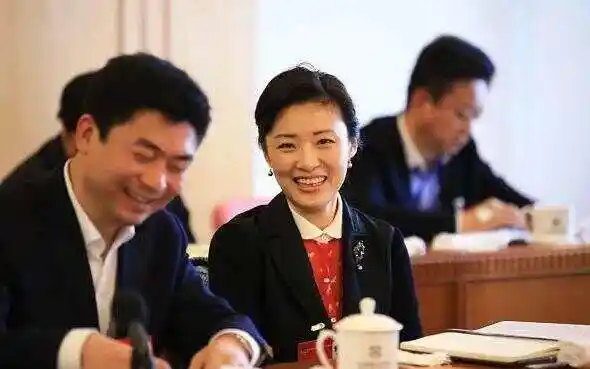 周涛主持春晚16年为何离开央视周涛女儿自闭症老公是谁