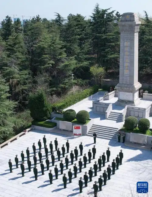 武警安徽总队蚌埠支队组织官兵到蚌埠市革命烈士陵园开展祭扫活动(无