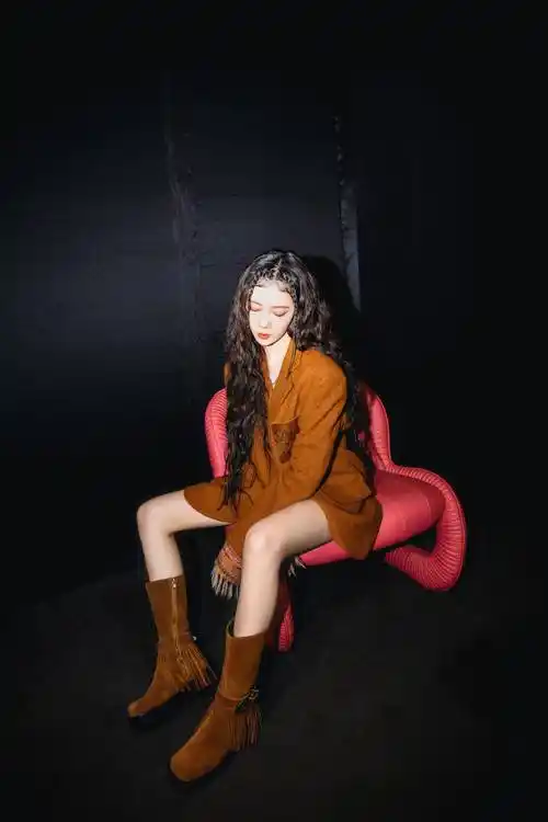 宋妍霏上海时装周闭幕式走秀,身穿超短牛仔裙秀白嫩美腿-爱读书