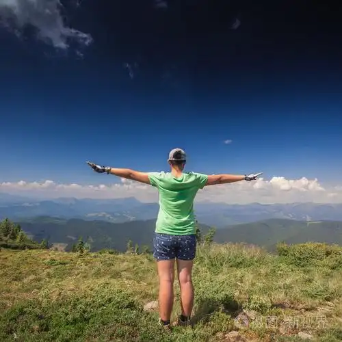 站在一个山顶上的女人