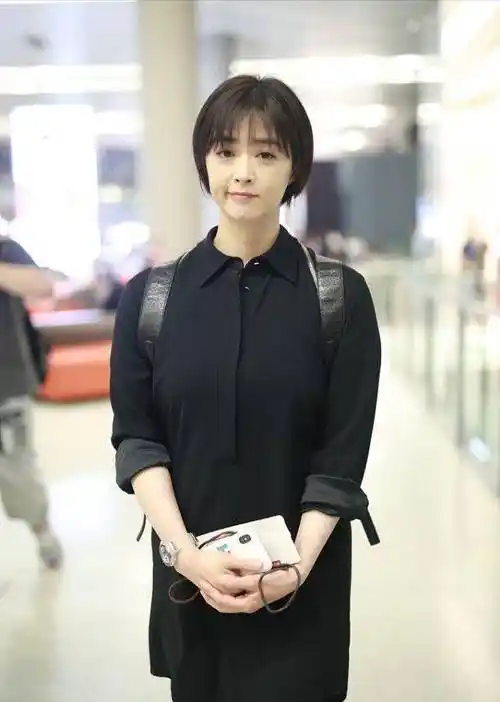 原创蒋欣拍小舍得剪了短发气质倒是变了不少穿黑裙真显小