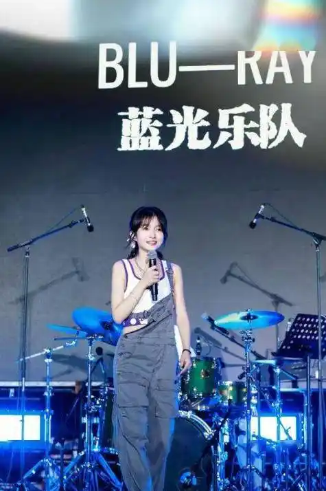 尝试足够多次现场,不断和乐队成员们进行磨合,蓝光乐队才能厚积薄发