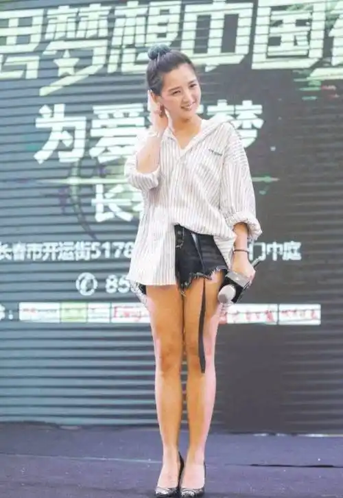 何洁又胖又矮,走机场被拍体型壮硕,随便一个路人都比她漂亮!