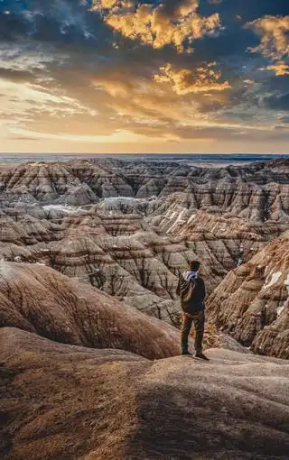 帅气男人旅行照手机图片壁纸