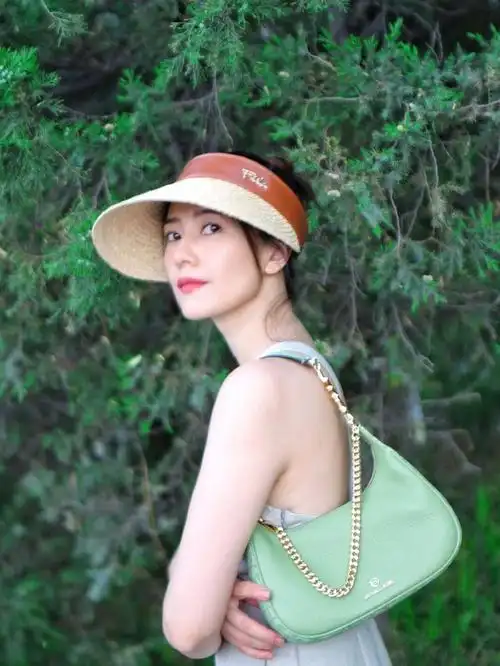 高圆圆夏日街拍曝光 扎丸子头气质满分_中国大陆_新闻_华人头条