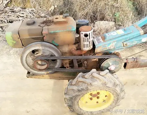 目睹到这辆有些年头的手扶拖拉机是否勾起了你的回忆呢