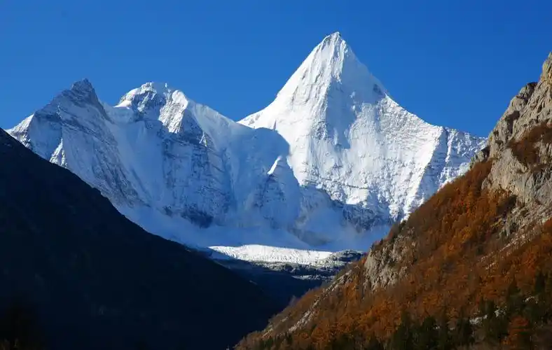 位于稻城亚丁景区北侧,海拔6032米的仙乃日雪山,也是稻城亚丁的最高峰