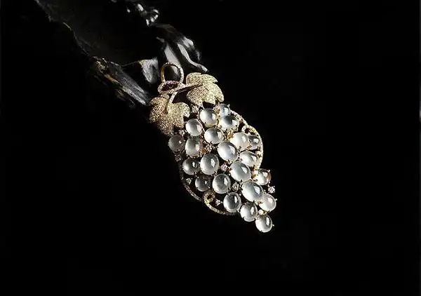 玻璃种无色翡翠蛋面镶嵌葡萄吊坠的佩戴寓意