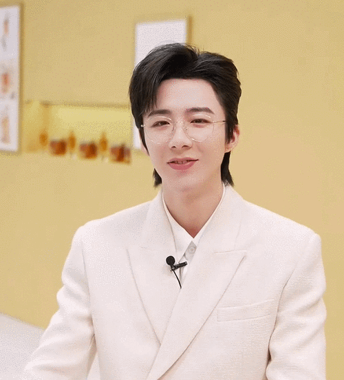 刘宇宁今晚直播动图金丝眼镜白西装造型太帅了这不妥妥的白马王子吗