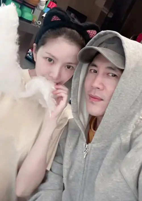 杜淳亲手为娇妻做棉花糖,王灿晒夫妻合照高调放闪,甜蜜又幸福_网友